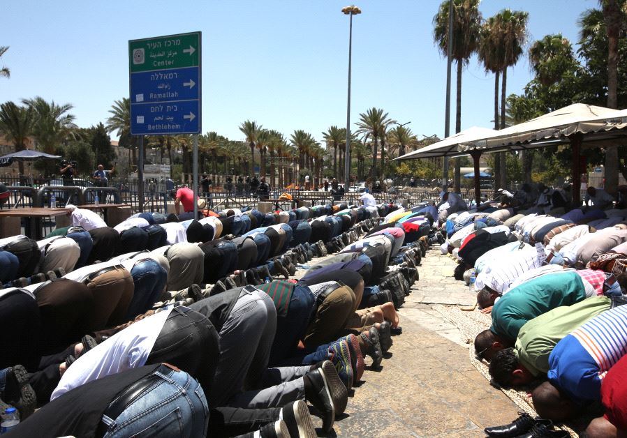 Muslims pray outside the Old CIty of Jerusalem (credit: Marc Selem/ The Jerusalem Post)