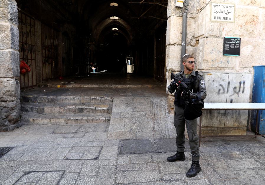 An Israeli border policeman outside the gates to the Temple Mount (Credit: Ammar Awad/ Reuters)