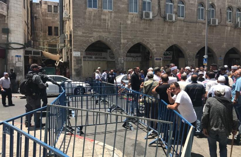 Israeli police man a barricade on Salah a Din street after a deadly terror attack in Jerusalem, July 14, 2017. (photo credit: SETH J. FRANTZMAN)