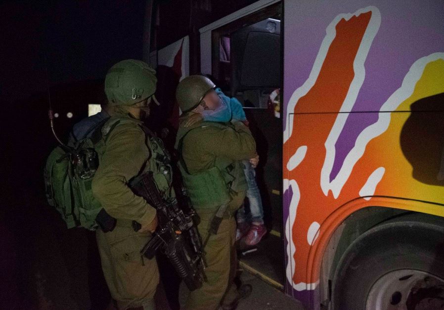 Israeli troops provide humanitarian aid to Syrians (Credit: IDF)
