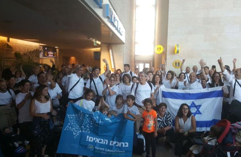French-Jewish olim arriving in Tel Aviv, July 19 2017. (photo credit: THE INTERNATIONAL FELLOWSHIP OF CHRISTIAN AND JEWS)