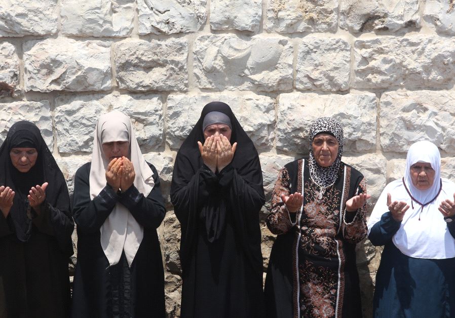 Muslim women praying outside the Lions' Gate in Jerusalem (credit: Marc Sellem)