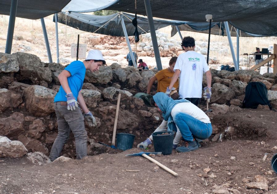 Students who participated in the Rosh HaAyin dig (GILI STERN/IAA)
