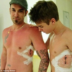 Justin Bieber gets tattoo with his father