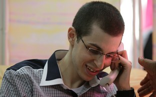 Gilad Schalit in telephone converstaion with parents (IDF)