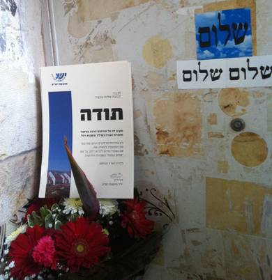 Flowers from Yesha Council left at Peace Now