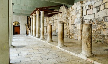 Cardo with reconstructed columns and roof (BiblePlaces.com)