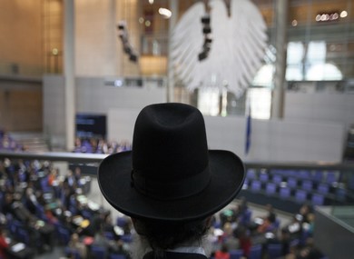 Rabbi listens to debate on circumcision in Germany - Photo: REUTERS