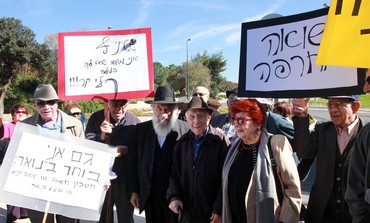 Holocaust survivors protest budget shortage