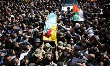 Palestinians carry body of Arafat Jaradat during his funeral in the village of Se'eer, Feb 25, 2013