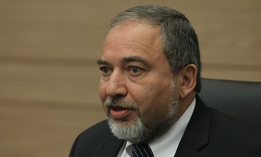 Former foreign minister Avigdor Liberman at press conference, March 18, 2013
