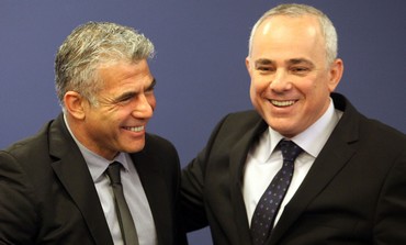 Ougoing finance minister Steinitz and incoming minister Lapid at office change over, March 19, 2013.