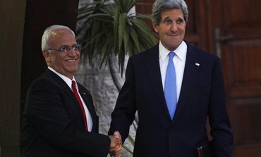 US Secretary of State John Kerry (R) shakes hands with Saeb Erekat, April 2013.