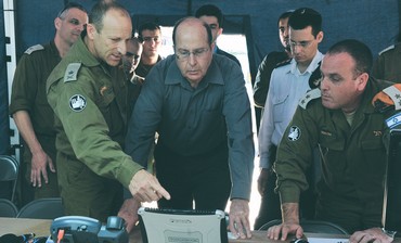 Defense Minister Moshe Yaalon visits IDF Home Front Command’s base in Ramle
