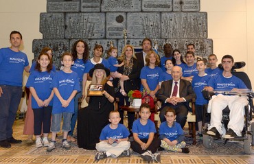 President Peres and Barbra Streisand with Make a Wish kids (GPO/ Mark Neiman)
