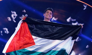 Mohammed Assaf with flag after Arab Idol win (Reuters)