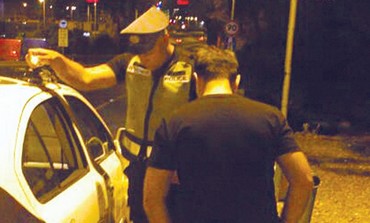 A traffic officer checks a driver in Tel Aviv Photo: Ben Hartman