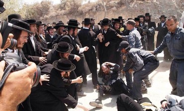 Haredim protesting construction at alleged site of Jewish graves in Beit Shemesh clash with police (Sam Sokol)