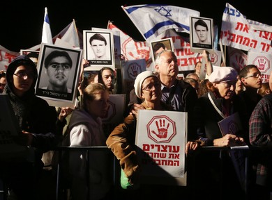 Bereaved families protest prisoner release, October 28, 2013 - Marc Israel Sellem/The Jerusalem Post 