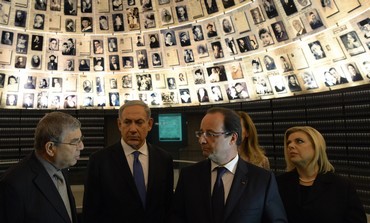 French President Francios Hollande and Prime Minister Benyamin Netanyahu visit Yad Vashem museum, Nov. 17 2013.