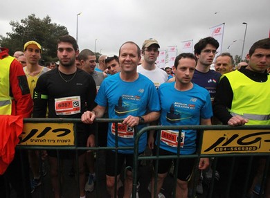 Jerusalem Mayor Nir Barkat at the fourth annual Jerusalem Marathon. (www.jerusalem-marathon.com)