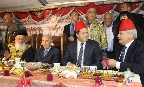 President Shimon Peres (C), former Sephardi chief rabbi Shlomo Amar (L) and Jerusalem Mayor Nir Barkat (R) celebrate Mimouna festivities in Jerusalem.