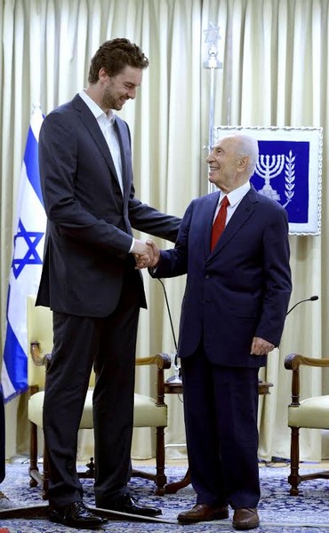 Pau Gasol and Shimon Peres