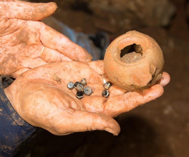 Rare 2,300-year-old silver and bronze coins, jewelry found in ancient northern cave(Courtesy IAA)