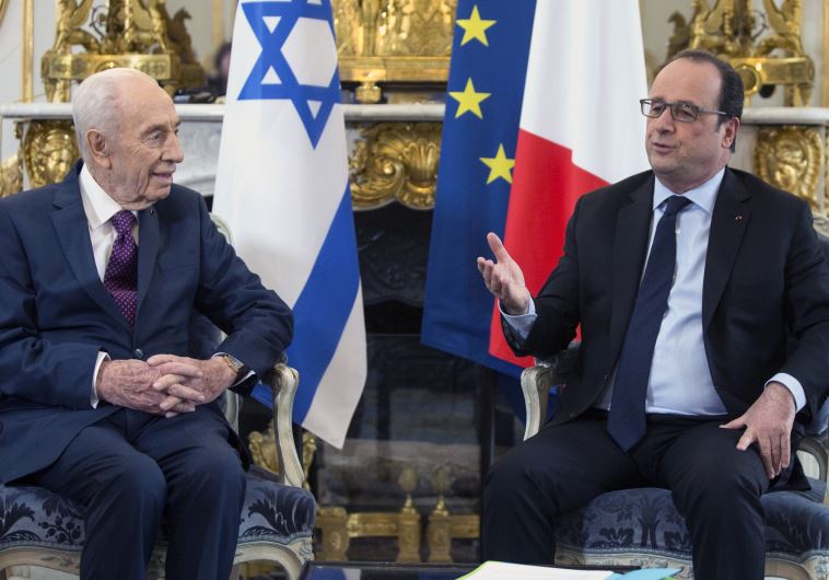 Former Israeli President Shimon Peres (L) discusses with French President Francois Hollande during a meeting at the Elysee Palace in Paris, France, March 25, 2016. REUTERS