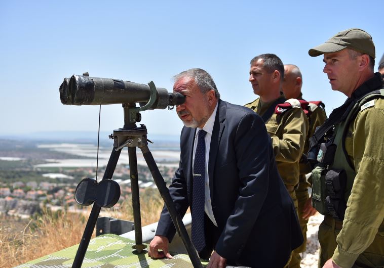 Defense Minister Liberman tours northern border. (ARIEL HERMONI/DEFENSE MINISTRY)