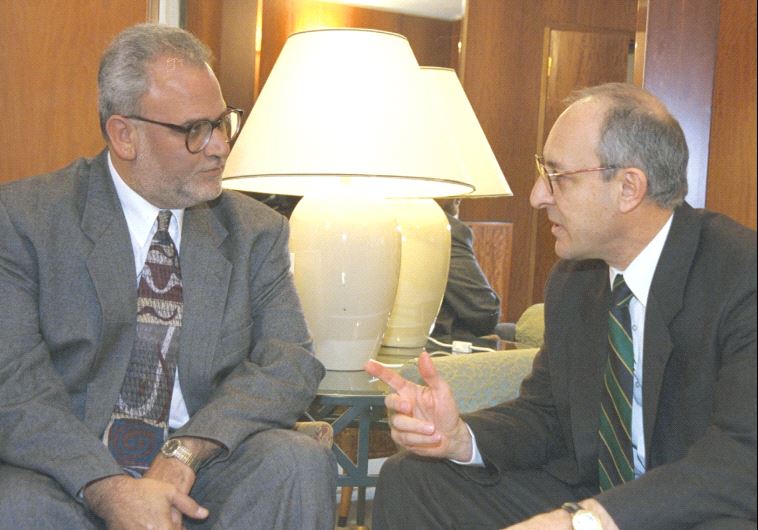 Yitzhak Molcho confers with Saeb Erekat in Jerusalem, in January 1997. (Sa'ar Ya'acov/GPO)