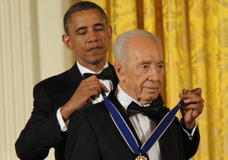 Barack Obama honors Shimon Peres with the Presidential Medal of Freedom at the White House in 2012. Credit: GPO 