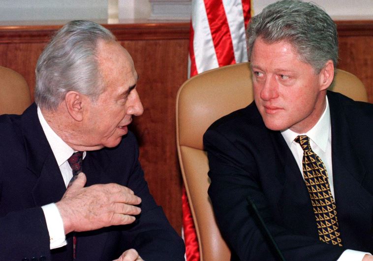 Former US president Bill Clinton (R) witth former president Shimon Peres. REUTER