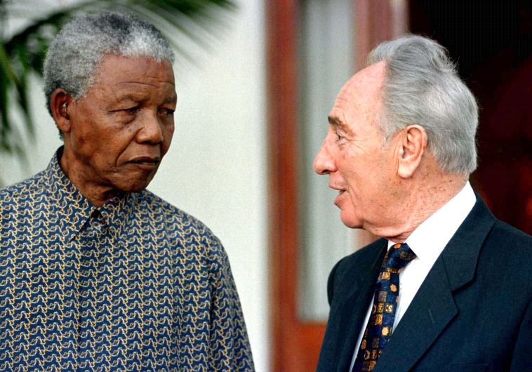 South Africn President Nelson Mandela exchanges views with Shimon Peres after their meeting in Cape Town, October 1996(photo credit: REUTERS)