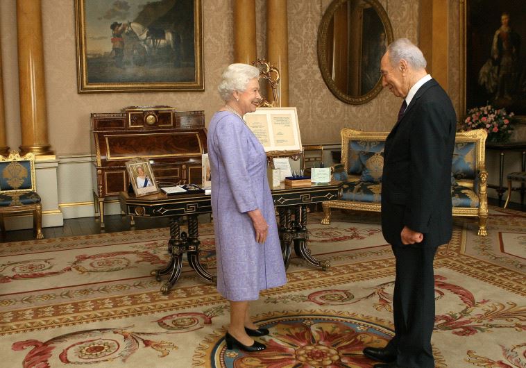 Britain's Queen Elizabeth receives Shimon Peres at Buckingham Palace, November 2008 (photo credit: REUTERS)