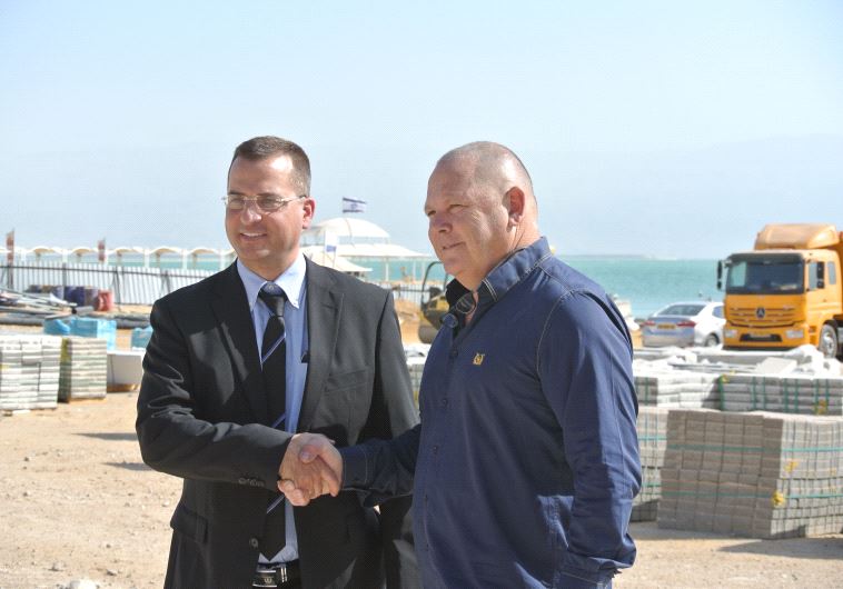 Dov Litvinoff, mayor of the Tamar Regional Council, shakes hands with Adv. Hagai Adoram, a representative of the developers of the new mall in Ein Bokek. (Seth J. Frantzman)