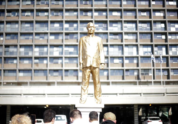 A golden statue of Netanyahu created by Israeli artist Itay Zalait (photo credit: Eliyahu Kamisher)