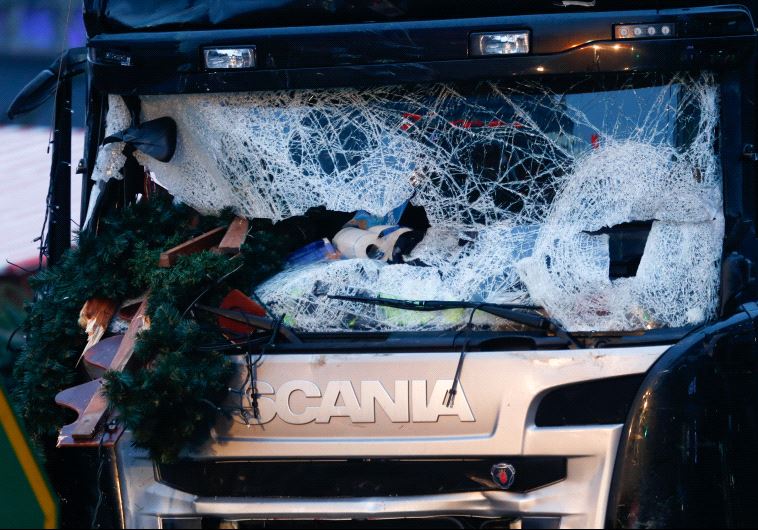 A damaged windscreen of a truck which ploughed through a crowd at a Christmas market in Berlin, Germany, December 20, 2016 (Reuters)