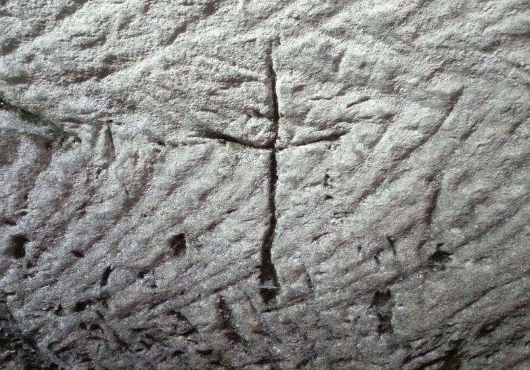 The engraving of a cross (COURTESY OF SA’AR GANOR/ISRAEL ANTIQUITIES AUTHORITY)