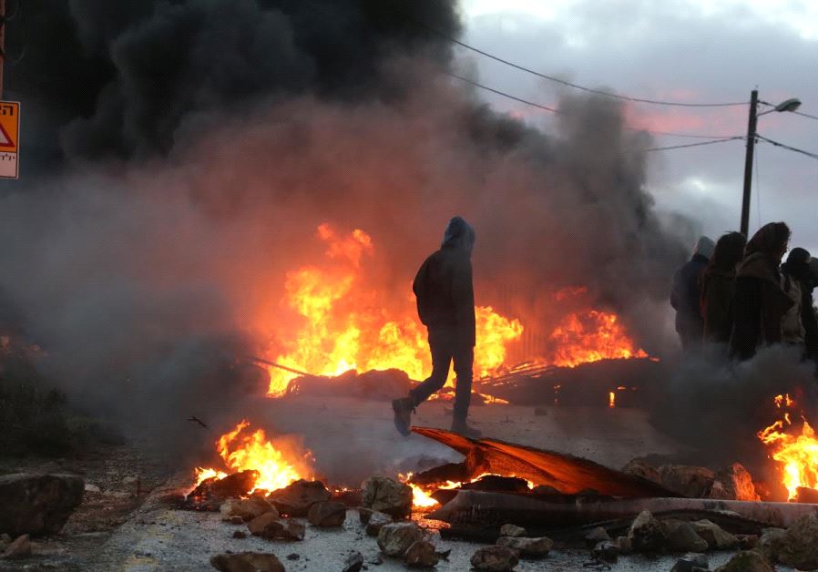 Activists burning tires at entrance to Amona outpost. (Marc Israel Sellem)