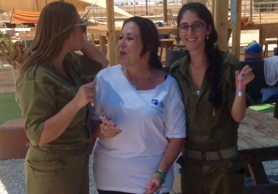 Sheryl Buchholtz, who is leading the 2017 JNF-USA Israel mission's Interfaith track, with two IDF soldiers (photo credit: COURTESY SHERYL BUCHHOLTZ)