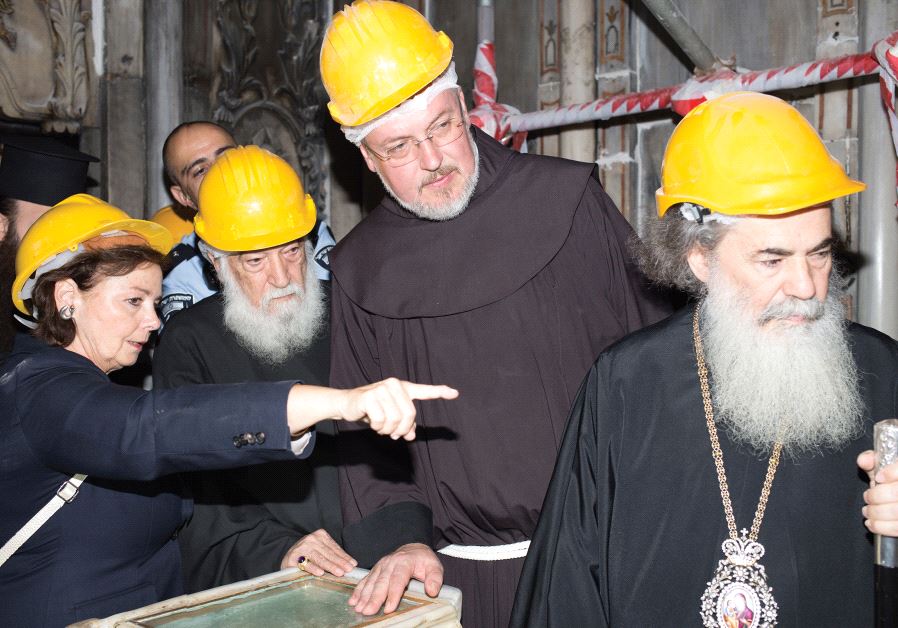  From left: Chief Scientific Supervisor Antonia Moropoulou shows the exposed tomb to Armenian Patriarch Nourhan Manougian, Franciscan Custos Fr. Francesco Patton and Theophilos III, the Greek Patriarch of Jerusalem. (Elisavet Tsilimantou, Jerusalem Patriarchate - National Technical University of Athens)