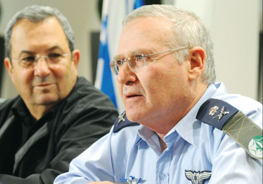 Amos Yadlin (right) with then-defense minister Ehud Barak at a press conference in 2009 in Tel Aviv (photo credit: MOSHE MILNER / GPO)