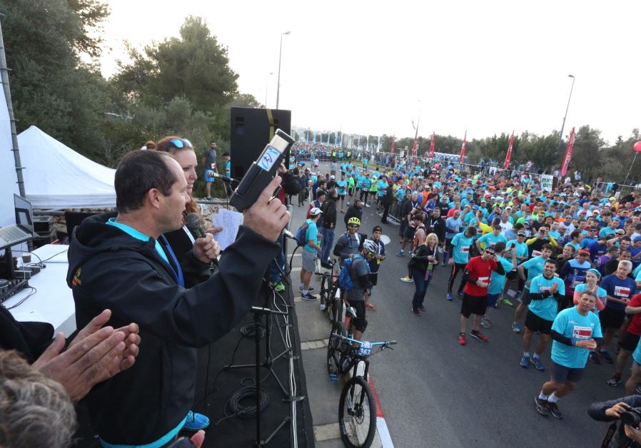 Jerusalem Mayor Nir Barkat at the start of the marathon (photo credit: JERUSALEM MUNICIPALITY)