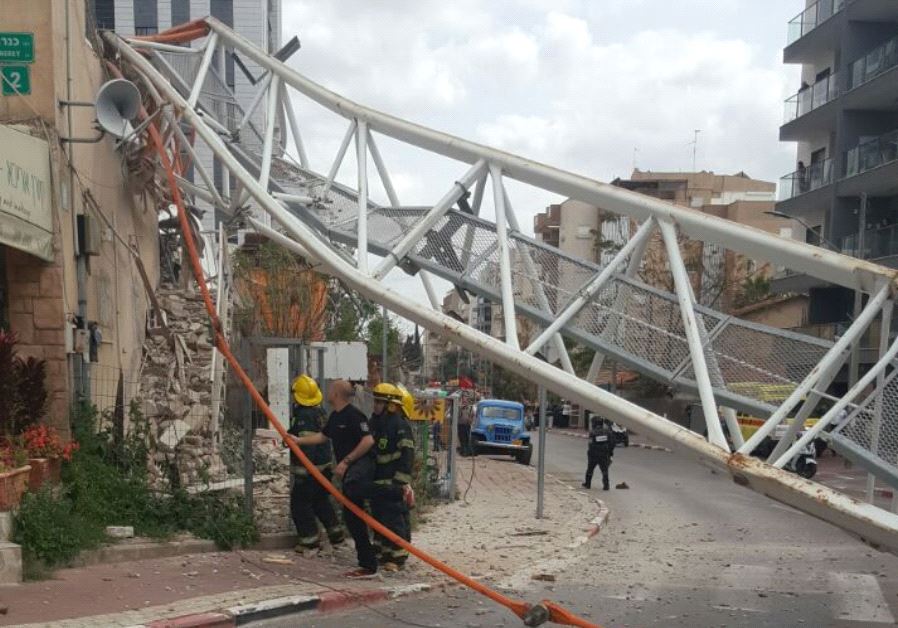 Crane Collapse in Ramat Gan (Credit: MDA)