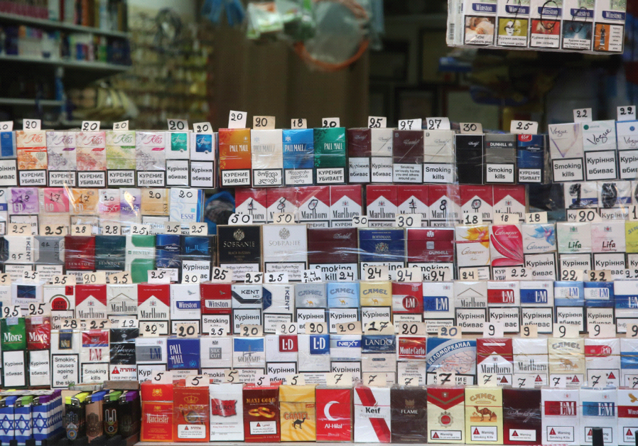 Сигареты пятерка. Сигареты ассортимент. Ассортимент сигарет в магазине. Дешевые сигареты ассортимент. Израильские сигареты.