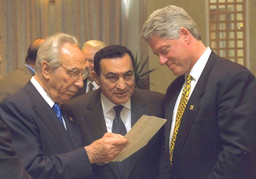 SHIMON PERES, former Egyptian president Hosni Mubarak and ex-US president Bill Clinton confer on the sidelines of the Sharm el-Sheikh peace conference in 1996. (GPO)