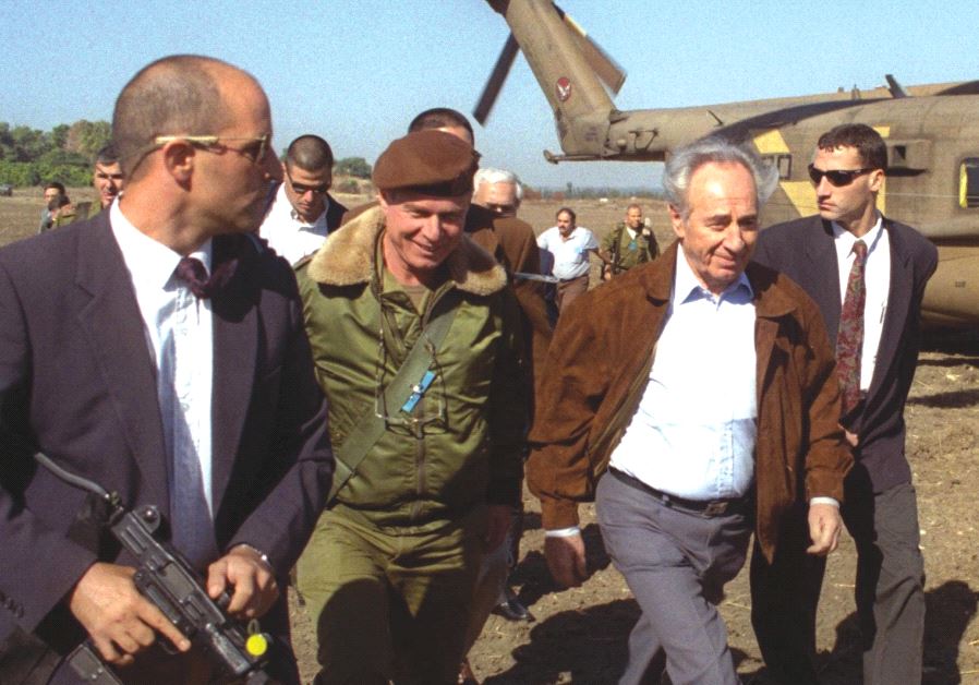 PERES on a tour with the IDF after becoming prime minister following the assassination of Yitzhak Rabin in 1995. (GPO) 