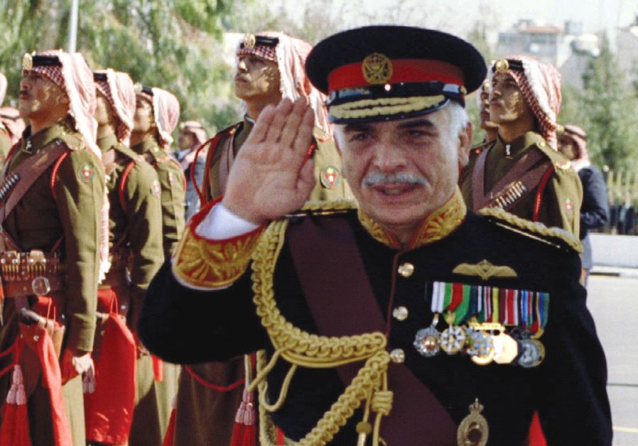 Jordan's King Hussein reviews Beduin guards of honor in 1992 (photo credit: REUTERS)
