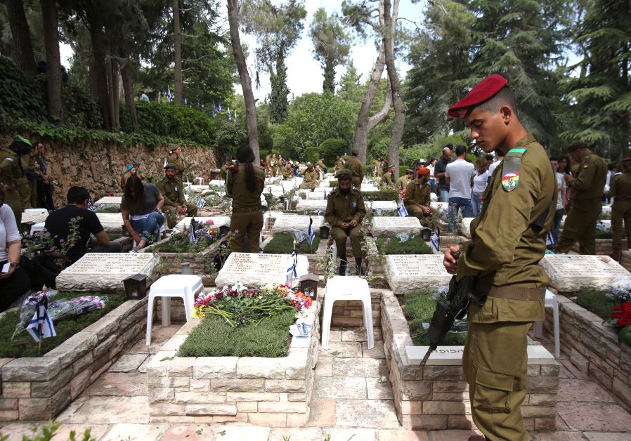 IDF soldiers at the national military cemetery on Mount Herzl in Jerusalem on Memorial Day, May 1, 2017 (MARC ISRAEL SELLEM)